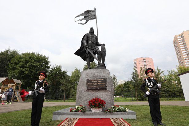 Лавров, Турчак и Попов открыли памятник Александру Невскому на Западе Москвы