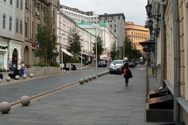 При благоустройстве московских улиц сохранят участки с исторической брусчаткой