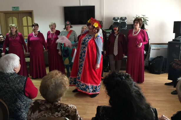 Крюковские «Серебряные голоса» устроили шоу для пенсионеров