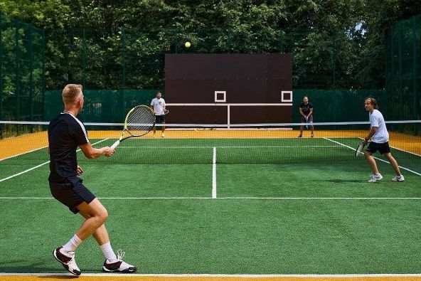 В лесопарке у Панфиловского проспекта отремонтируют теннисные корты