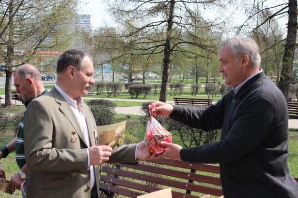 Более 200 крюковчан получили в подарок пасхальные куличи
