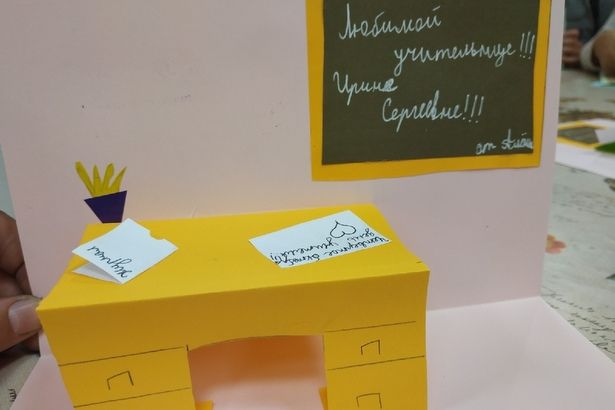 Юные рукодельницы Крюково сделали праздничные открытки учителям