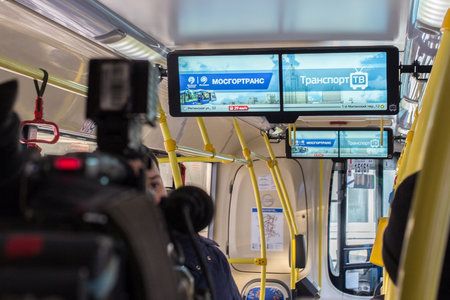 В автобусах «Мосгортранса» появились информационные экраны