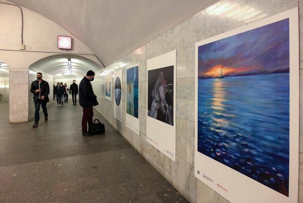 В метро проходит выставка современного искусства