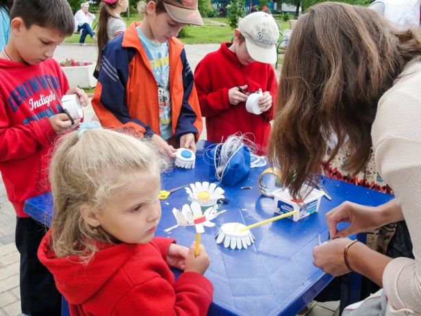 В Крюково научили детей и взрослых делать цветы из пластиковых бутылок