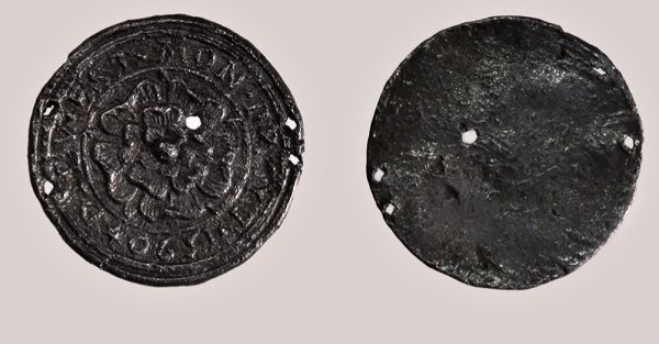В «Зарядье» найден медальон Английского Двора XVI века