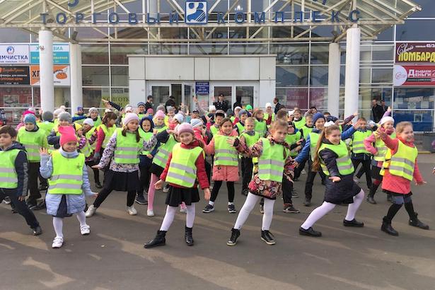 Учащиеся школы №2045 организовали танцевальный флэшмоб «Пристегнись, Россия!»