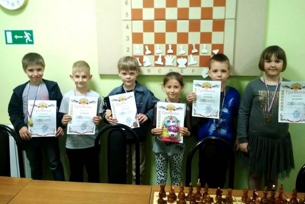 Окончание учебного года юные крюковчане отметили шахматным турниром