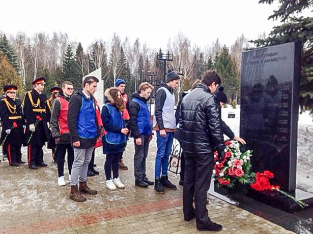 Представители Крюково возложили цветы к памятнику воинам-интернационалистам