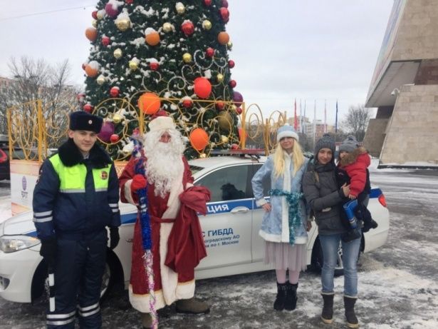 Зеленоград посетил Дед Мороз на машине ДПС