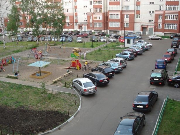 С парковкой на тротуарах во дворах будут бороться с помощью повышенных бордюров