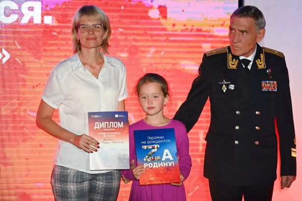 В Москве наградили авторов, чьи рассказы об участниках СВО вошли в сборник «Героями не рождаются. Zа Родину»