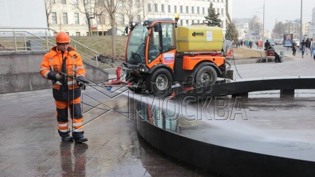 Ранняя весна позволила коммунальщикам начать уборку Москвы досрочно
