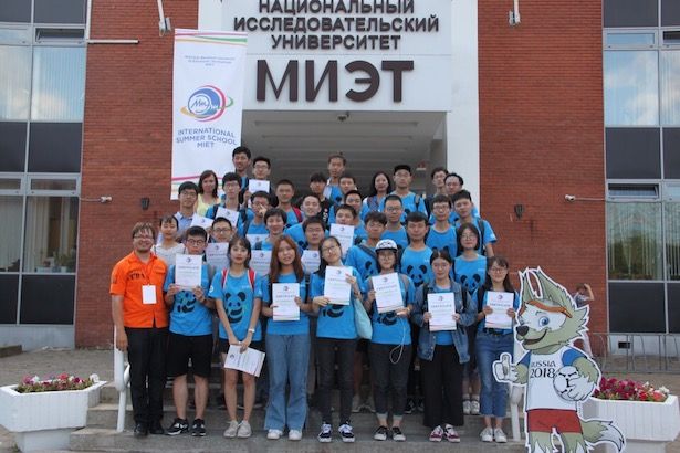 Китайские студенты получили сертификаты МИЭТ