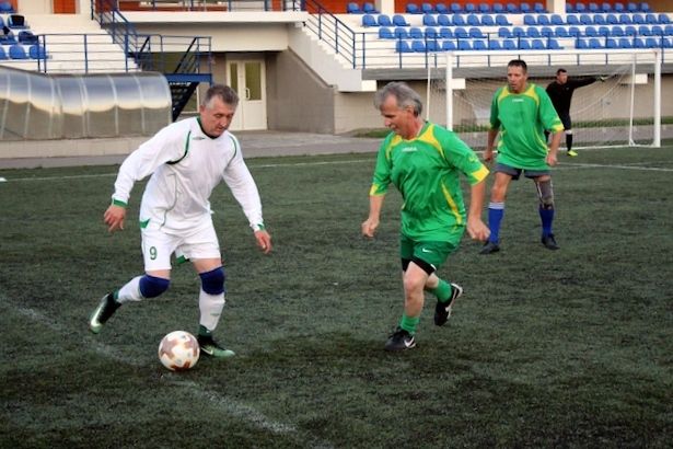 Ветераны играют в футбол