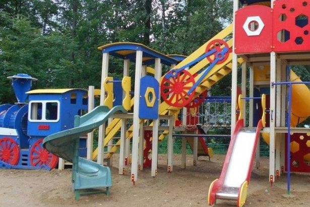 Ремонт детской площадки в 16 микрорайоне будет завершен до конца июня