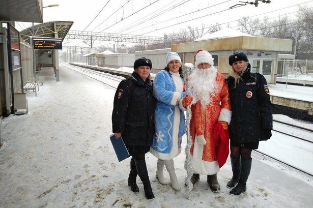 На ЖД Ленинградского направления Дед Мороз со Снегурочкой провели профилактическую акцию