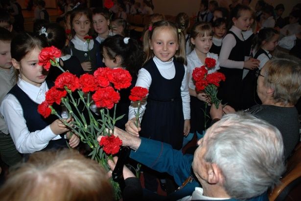 Школьники Крюково подарили ветеранам литературно-музыкальную композицию «Москве спасенной поем мы песни…»