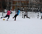 Юношеские команды сыграли в футбол на снегу