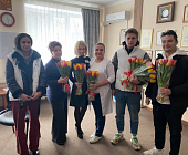 Молодогвардейцы поздравили медиков с 8 марта
