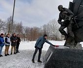 В Крюково возложили цветы к памятнику Герою России Д. Разумовскому