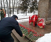 Торжественное возложение цветов к памятнику на братской могиле у станции Крюково