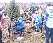 На городском кладбище в Рожках молодежь навела порядок на могилах ветеранов