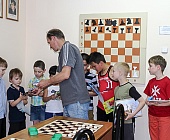 В День защиты детей воспитанники «Фаворита» Крюково выясняли сильнейшего по шашкам
