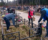 На городском кладбище в Рожках молодежь навела порядок на могилах ветеранов