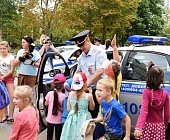 Полицейские показали детям, как задерживают нарушителей общественного порядка