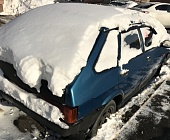 Брошенную синюю «девятку» обнаружили под снегом