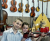 Крюковские ребята из ансамбля «Нотный зонтик» посетили фабрику музыкальных инструментов