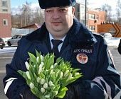 Зеленоградские сотрудники ГИБДД дарят автоледи праздничные букеты цветов