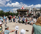 Взрослые и дети пустились в пляс на фестивальной площадке 16 микрорайона