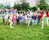 Маленькие жители Крюково с родителями в День защиты детей участвовали в веселых эстафетах