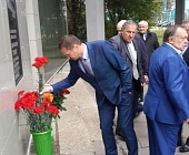 У завода «Компонент» возложили цветы к мемориальной доске Геннадия Гуськова
