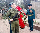 В Крюково состоялось торжественное возложение цветов к памятнику защитникам Москвы на Привокзальной площади