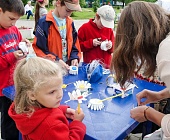 В Крюково научили детей и взрослых делать цветы из пластиковых бутылок